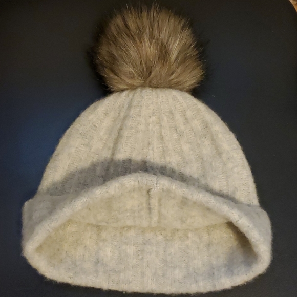 Aritzia (Community brand) slouchy hat/toque/beanie - Picture 2 of 3